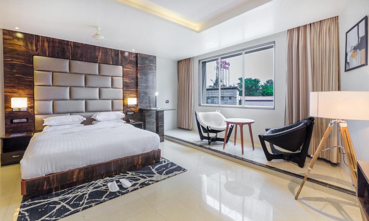 Aura One Hotel Kochi Екстер'єр фото