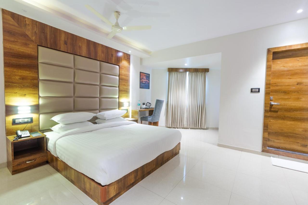 Aura One Hotel Kochi Екстер'єр фото