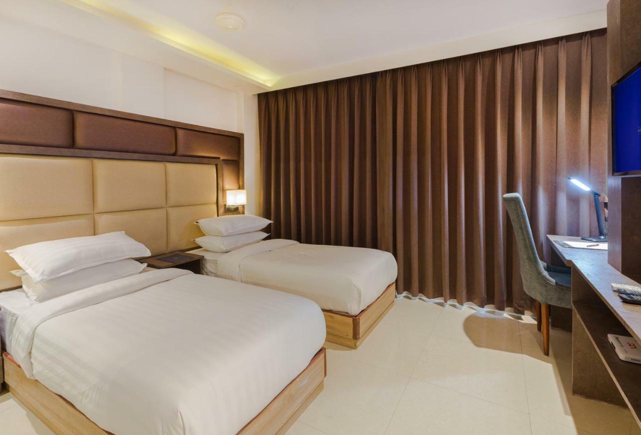 Aura One Hotel Kochi Екстер'єр фото