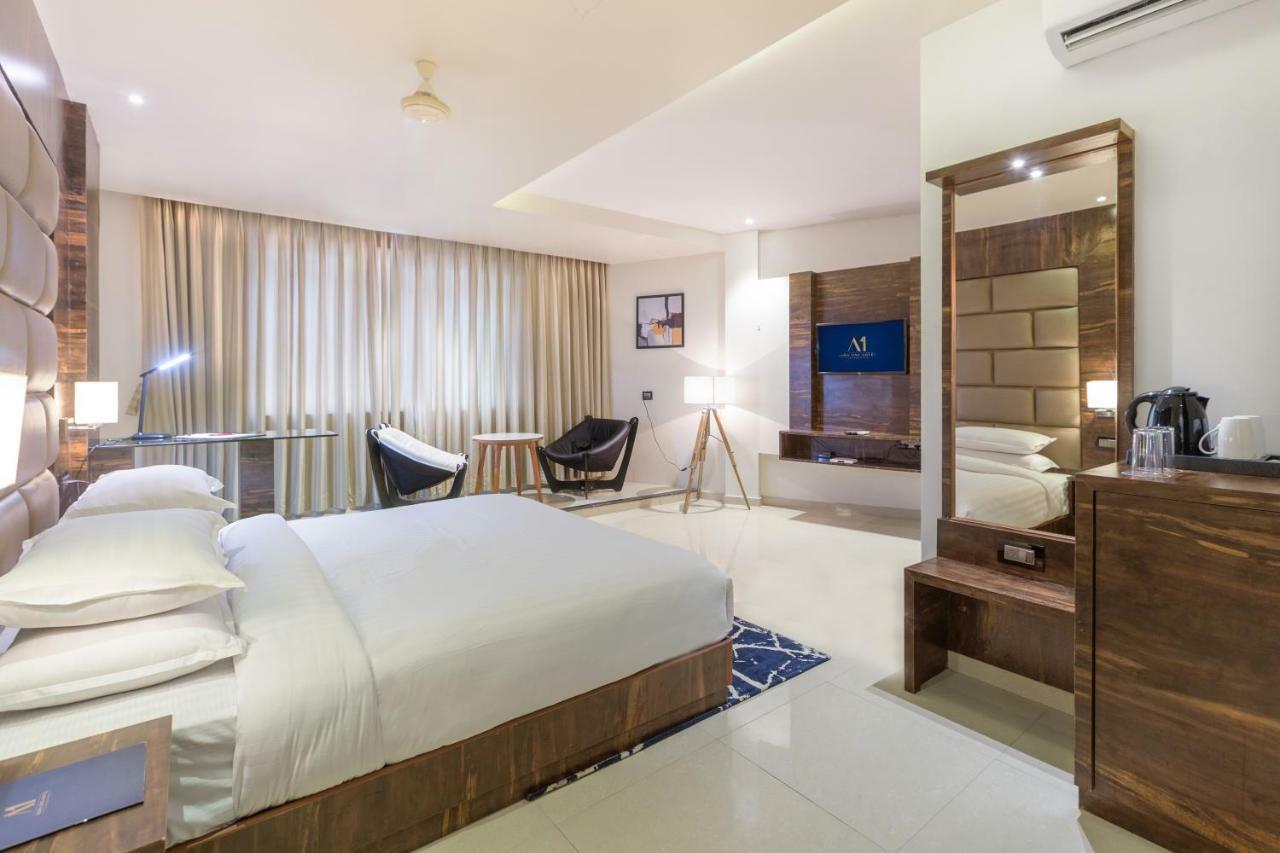 Aura One Hotel Kochi Екстер'єр фото
